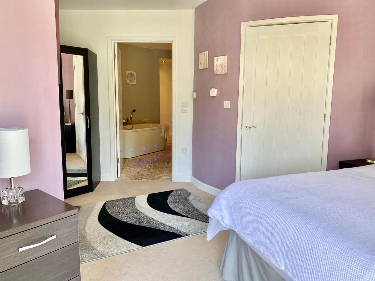 One Of The Best Properties In Lyme! Breathtaking Views Across The Whole Bay. 3 Stories With 2 Tier Veranda Around The Property. Sleeps 6 ไลม์รีจิส ภายนอก รูปภาพ