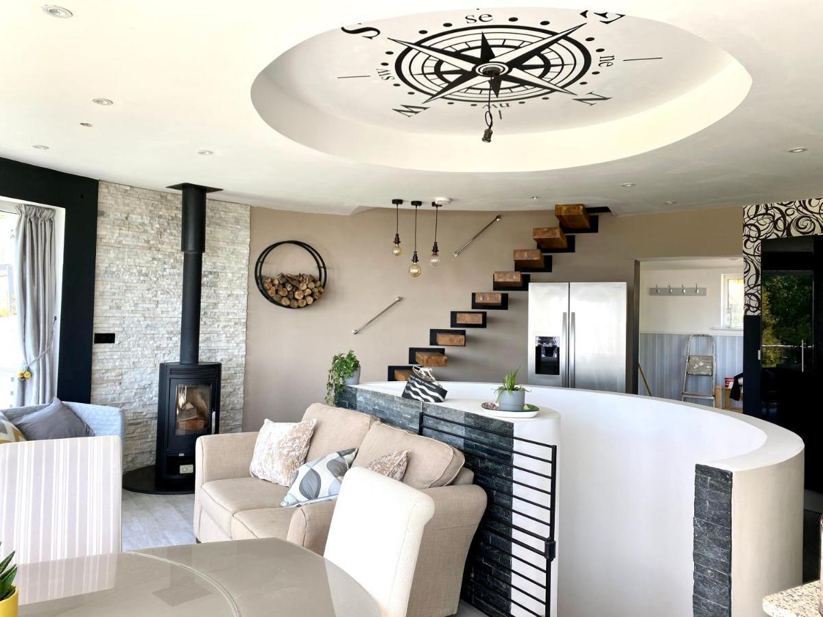 One Of The Best Properties In Lyme! Breathtaking Views Across The Whole Bay. 3 Stories With 2 Tier Veranda Around The Property. Sleeps 6 ไลม์รีจิส ภายนอก รูปภาพ