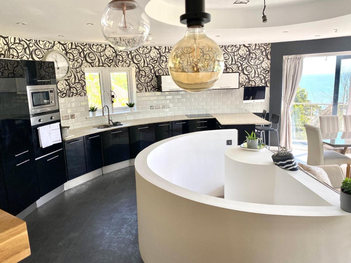 One Of The Best Properties In Lyme! Breathtaking Views Across The Whole Bay. 3 Stories With 2 Tier Veranda Around The Property. Sleeps 6 ไลม์รีจิส ภายนอก รูปภาพ