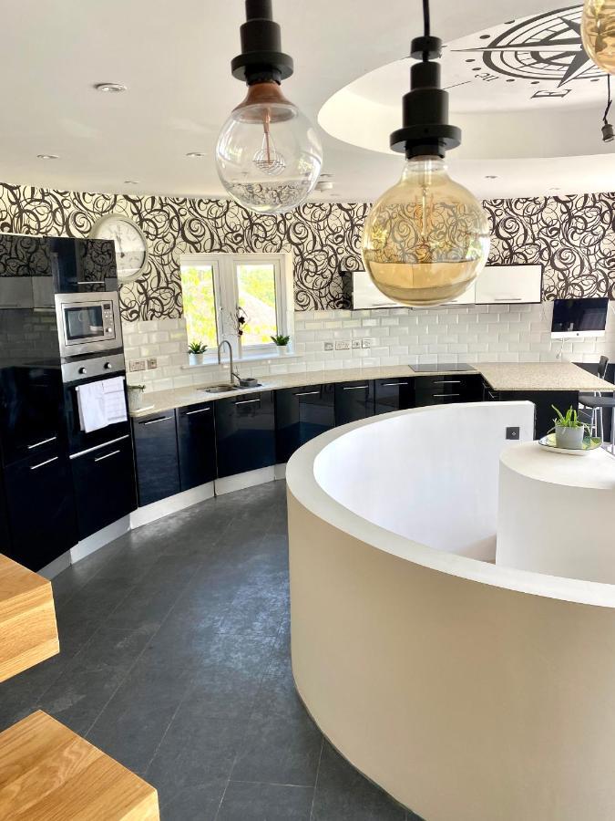 One Of The Best Properties In Lyme! Breathtaking Views Across The Whole Bay. 3 Stories With 2 Tier Veranda Around The Property. Sleeps 6 ไลม์รีจิส ภายนอก รูปภาพ