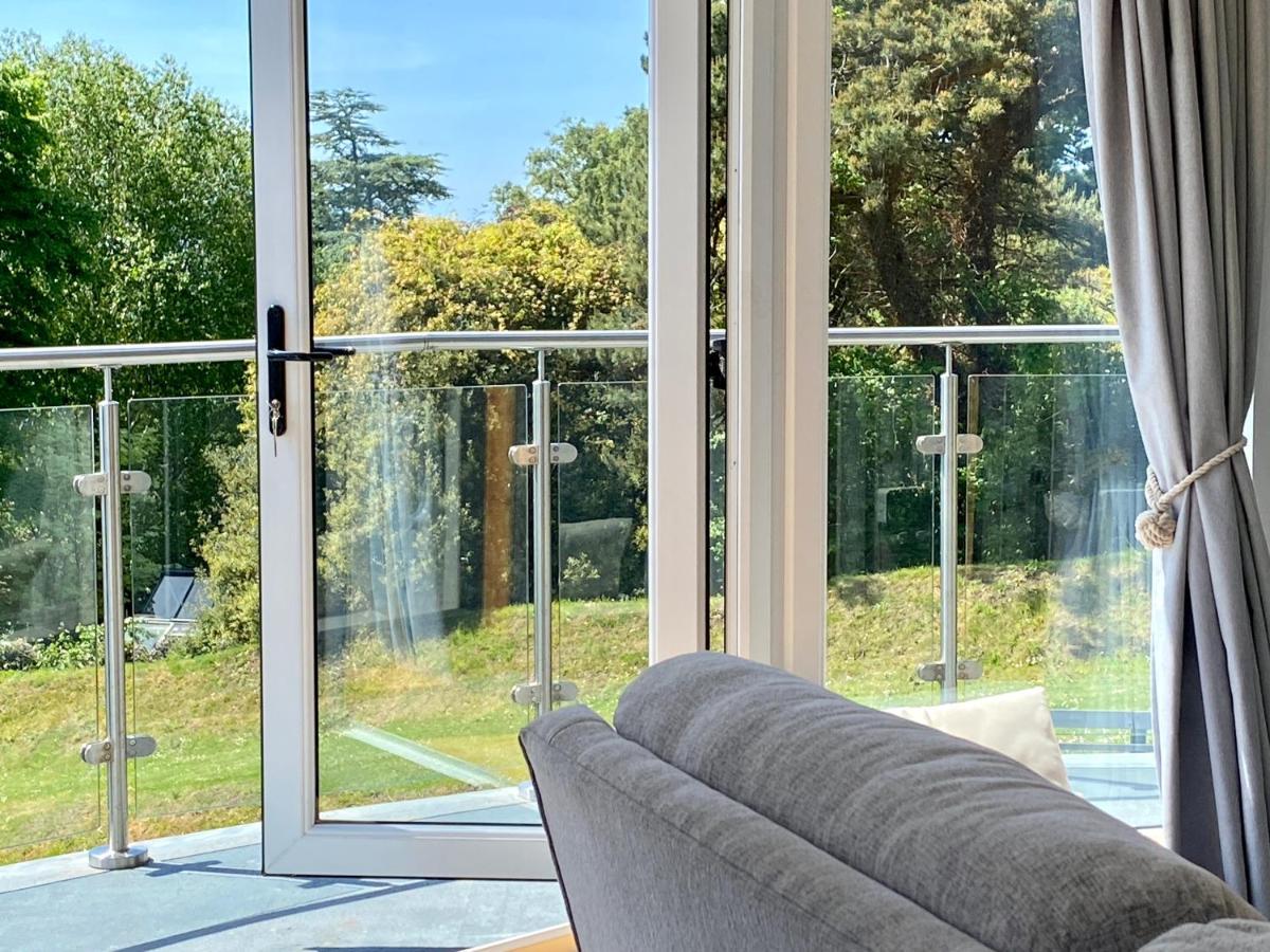 One Of The Best Properties In Lyme! Breathtaking Views Across The Whole Bay. 3 Stories With 2 Tier Veranda Around The Property. Sleeps 6 ไลม์รีจิส ภายนอก รูปภาพ