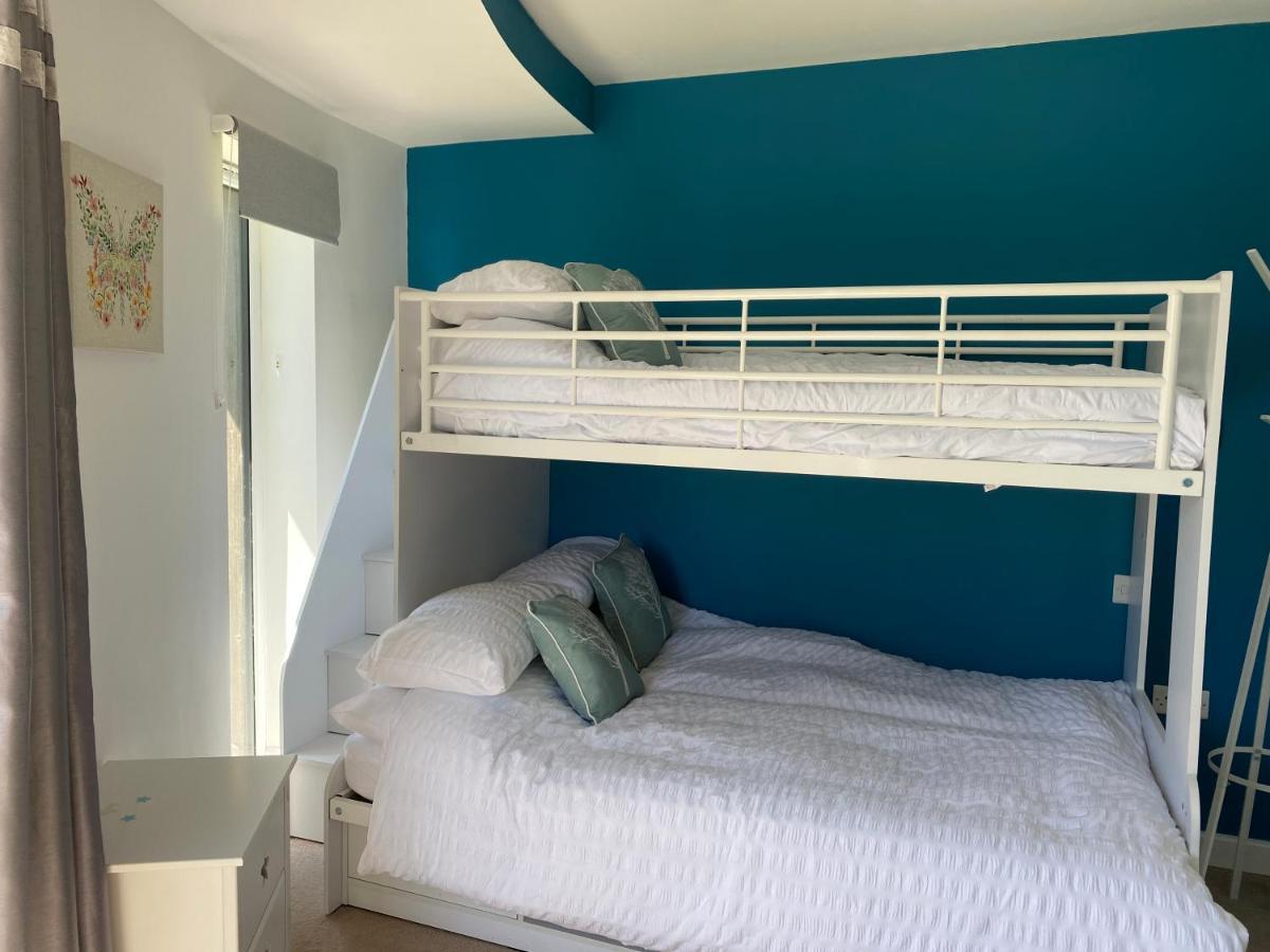 One Of The Best Properties In Lyme! Breathtaking Views Across The Whole Bay. 3 Stories With 2 Tier Veranda Around The Property. Sleeps 6 ไลม์รีจิส ภายนอก รูปภาพ